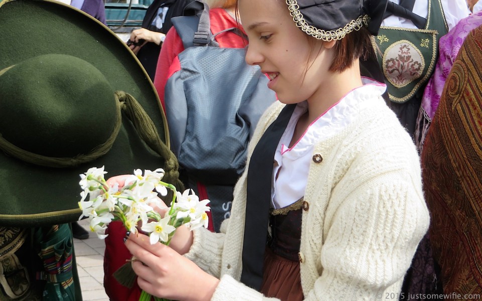 little girl with posy of narcissus poeticus