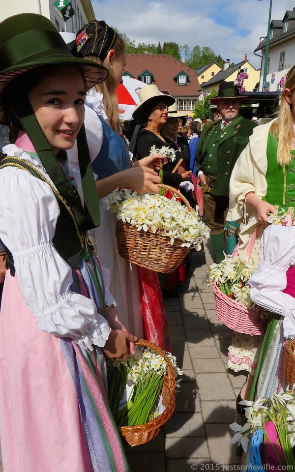 children with daffodils